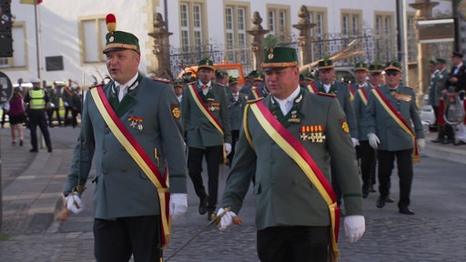 Mitglieder des Schützenvereins in Uniform beim Marsch durch die Stadt