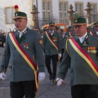 Mitglieder des Schützenvereins in Uniform beim Marsch durch die Stadt