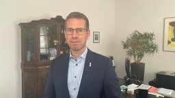 Ein Mann steht in einem Büro