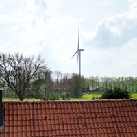 Eine Windrad steht in Sichtweite eines privaten Wohnhauses