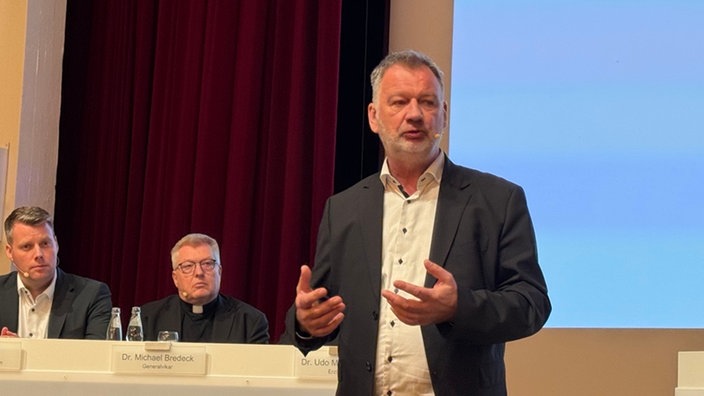 Betroffenenvertreter Burhardt Stutenz erzählt von seiner Missbrauchs-Erfahrung in Attendorn.