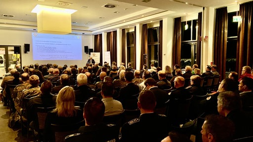 Auf dem Bild ist ein Pumbikum zu sehen, alle schauen nach vorne auf die Präsentation