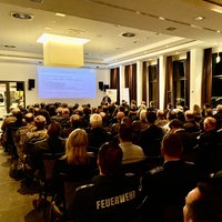 Auf dem Bild ist ein Pumbikum zu sehen, alle schauen nach vorne auf die Präsentation