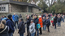 Viele Menschen stehen in einer Schlange an