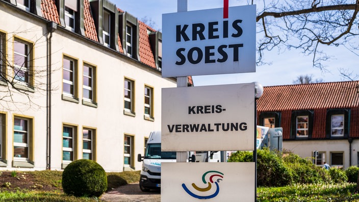 Hinweisschilder vor der Kreisverwaltung des Kreises Soest