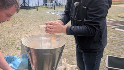 Alexander Schwichtenhövel befüllt die Pelletpresse