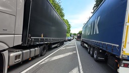 Autos und LKW stauen sich in beide Richtungen auf der L 622 bei Lüdenscheid Nord, einer Umleitungsstrecke der A45