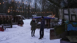 Sandra Sonntag und Sozialarbeiter Leonard Diekmann auf dem Gelände des Abenteuerspielplatzes