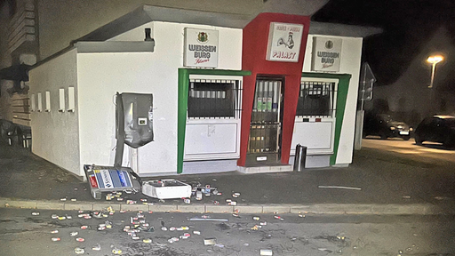 Nächtliche Aufnahme eines gesprengten Zigarettenautomaten vor einer Bude 