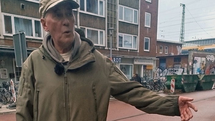 Ein Mann in einem Gespräch auf der Straße