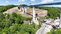 eine Brücke über einem Tal