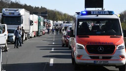 Feuerwehr sperrt die Straße auf der Autobahn