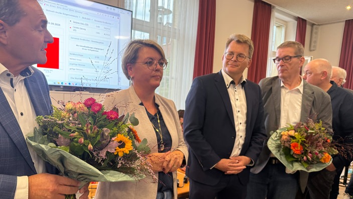 Stefanie Holz (2.v.re) von der CDU kann sich bei der Stichwahl gegen Carsten Sprung von der SPD durchsetzen