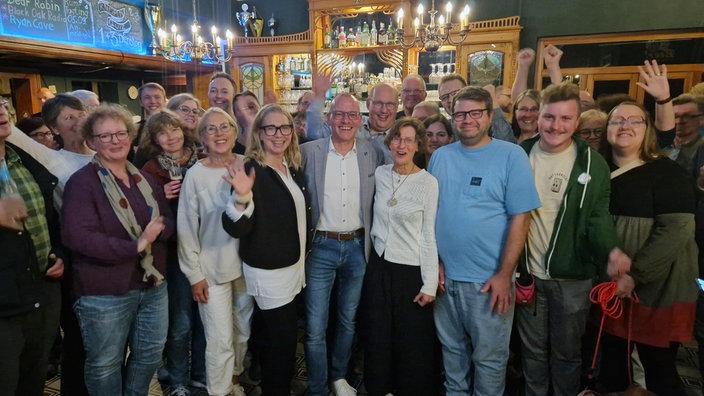 Olliver Kellner (Grüne) feiert mit seinen Unterstützern 