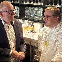 Torben und Bernd Tösing stehen hinter einer Theke