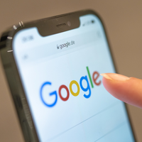 Google Startseite auf Handy Display