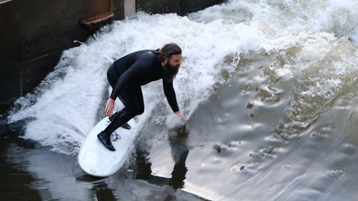 Peter Friesen surft auf der Leinewelle in Hannover