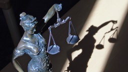 Justitia wirft einen Schatten. 