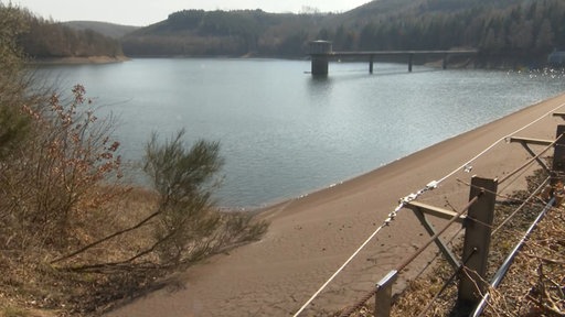 Talsperre mit niedrigem Wasserstand