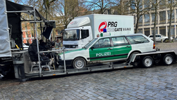 Ein Polizeiauto auf einem Anhänger beim Tatort-Dreh in Münster