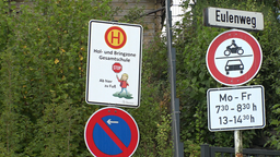 Schilder zeigen die neuen Regeln an der Schulstrasse in Lüdenscheid. 