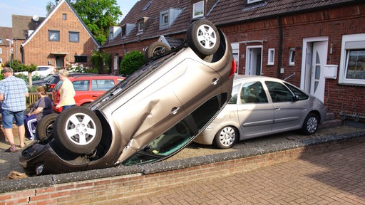 Ein auf dem Dach liegendes Auto