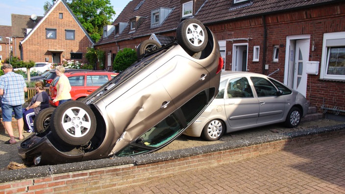 Ein auf dem Dach liegendes Auto