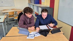 Zwei Schüler planen die Turnmatten-Aktion