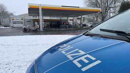 Ein Polizeiwagen vor einer Tankstelle