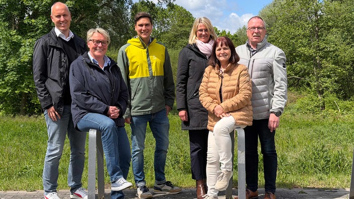 Die Projektverantwortlichen stehen nebeneinander