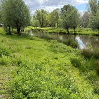 Neben dem Weg fließt Wasser