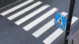 Dreijähiger Junge in Brilon an Zebrastreifen von Auto erfasst