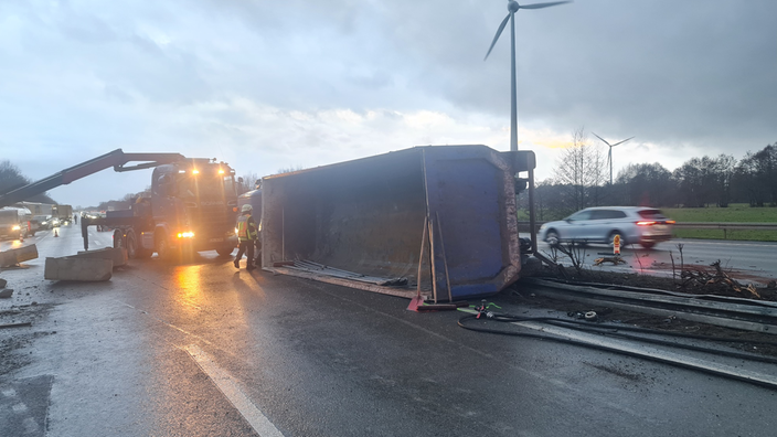 Unfall auf der A2 in Richtung Hannover; umgekippter LKW