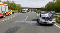 Unfallstelle auf der A2 mit zerstörtem Wohnmobil und PKW, sowie Rettungskräften