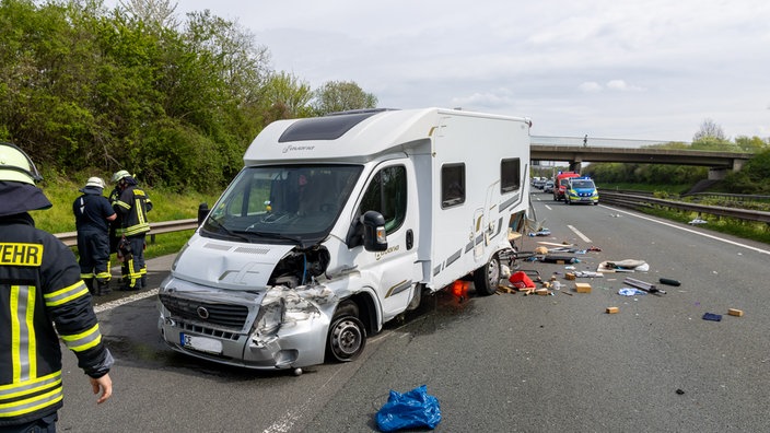 Unfallstelle auf der A2 mit zerstörtem Wohnmobil und PKW, sowie Rettungskräften