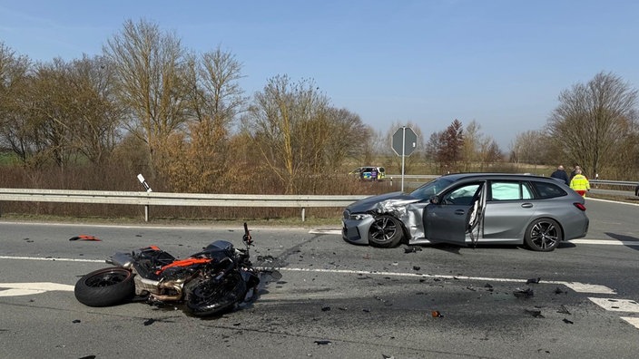 Ein schwerer Verkehrsunfall auf einer Bundesstraße. 
