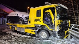 Abschleppwagen prallt in Netphen in Leitplanke