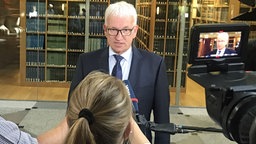 Der Sprecher der Deutschen Umwelthilfe Jürgen Resch beim Fernseh-Interview
