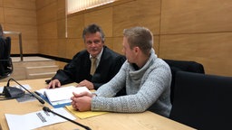 Simon R. ist einer der Nebenkläger. Er leidet an schweren Nierenschäden.