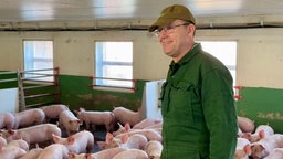 Andreas Westermeyer in seinem Schweinestall.