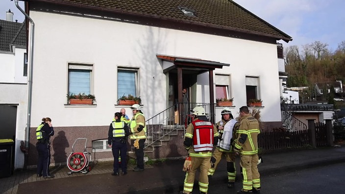 Rettungskräfte vor dem Haus