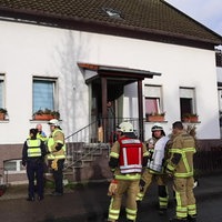 Rettungskräfte vor dem Haus
