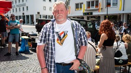 Werner Pfeil posiert beim Veteranentag in Paderborn.