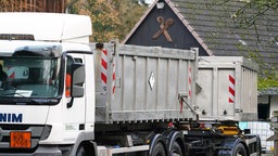 Teilaufnahme eines Lastwagen mit großen Containern.