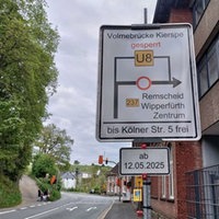 Ein Straßenschild mit möglichen Umleitungen