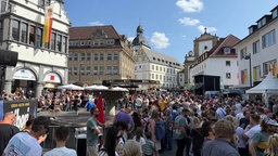 Viele Menschen in der Innenstadt beim Fest.