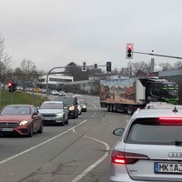 Viele Autos auf einer Kreuzung