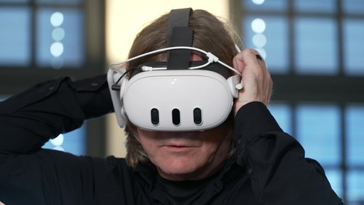 Ein Mensch der eine VR-Brille trägt.