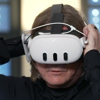 Ein Mensch der eine VR-Brille trägt.