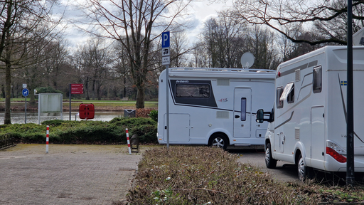 Ein Wohnmobilparkplatz auf dem zwei Wohnmobile parken.